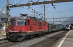 Re 4/4 II 11164 mit dem IR 2165 bei Durchfahrt in Giubiasco, 16.03.2012.