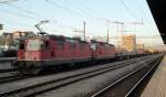 Mit Wagen aus Perlen, Root, Ebikon, Luzern und Schachen wartet am 16.03.2012 die Re 4/4  11275 mit der Schwester 11237 in Rotkreuz auf die Abfahrt in Richtung Sdbahn.