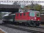 SBB Re 4/4 II vor dem D 2574 Zrich HB-Schaffhausen am 28.12.02 in Glattbrugg