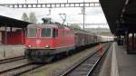 Bahnhof Kloten, 12.04.12: Die Re 4/4  11188 wird in Krze einen Halt einlegen und ein paar Minuten spter mit den ersten 8 Wagen weiterrollen. Whrend der Einfahrt wird noch der genaue Halteort kommuniziert.