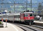 SBB - Re 4/4  11217 mit Schnellzug bei der einfahrt im Bahnhof erstfeld am 09.04.2012