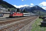 Die Re 4/4 II 11218 mit dem IR 2174 bei Einfahrt in Airolo.