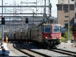 SBB - Re 4/4 11248 mit Gterzug bei der einfahrt in den Bahnhof Zollikofen am 26.04.2012 .. Standpunkt des Fotografen auf dem Perron ..