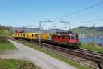 Re 4/4 11270 mit einem Bauzug am 26.04.2012 bei Immensee.