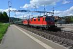 Eine der wenigen planmssigen Re 4/4 II Doppeltraktionen vor Reisezgen: Re 4/4 II 11172 (ex. MThB) und 11151 vor dem IR 1979 bei Durchfahrt in Turgi, 07.05.2012.