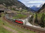 Die Re 4/4 11128 mit einem IR am 25.04.2012 unterwegs bei Wassen.