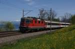 Re 4/4 II 11124 befindet sich am 28.4.12 mit dem IC 10784 bei Wdenswil.