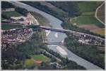 Auch die Rheinbrcken bei Bad Ragaz erkennt man vom 1485m hohen Pizalun. Soeben berquert RE3815 den Rhein. (17.05.2012)