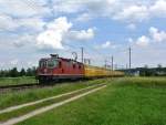 Die Re 4/4 II 11287 mit einem Postcontainerzug zwischen Deitingen und Luterbach, 31.05.2012.