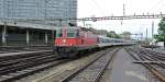 In der Region Lausanne werden nocht 2 EWI/II Kurzpendel (4-Wagen) eingesetzt. Im Bild ist einer dieser Kurzpendel mit der Re 4/4 II 11208 bei Rangierfahrt aus der Abstellgruppe in den Bahnhof Lausanne als S 12042 in Richtung Vallorbe, 12.06.2012.