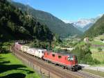 Re 4/4 + 185 57x mit einem Gterzug am 26.08.2010 unterwegs bei Intschi.