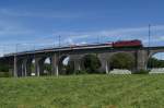 Re 4/4 II 11192 berquert am 14.6.12 mit dem IC 185 den Rheinviadukt bei Eglisau.