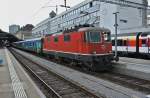 Re 4/4 II mit einem Fussballextrazug beim Rangieren im Bahnhof St. Gallen. Der Zug wird in wenigen Minuten fr die  Fans  des FC. St. Gallen nach Lausanne fahren, wo ihr Club den Match gegen Lausanne gewinnen wird (0:1), 21.07.2012.