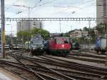 SBB - 460 075-5 neben Re 4/4 11181 im Bahnhof Bern am 23.06.2012