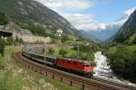 Eine Re 4/4 mit einem IR nach Locarno am 30.08.2011 unterwegs bei Wassen.