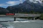 Selber Fluss, aber andere Stelle und andere Bahn: Re 4/4 II 11133 berquert an 10.7.12 mit dem RE 3830 den Rhein in Bad Ragaz.