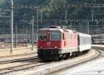 SBB - Re 4/4 11125 mit Personenwagen bei Rangierfahrt im Bahnhof Brig am 03.09.2012