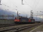 Am 29.9.2012 hingen die Wolken tief im Urner Reusstal, gut so, so kommt das Cargo-farbene Re10-Prchen bestehend aus den Re 620 075-2 ''Gelterkinden'' und Re 420 346-9 in Erstfeld besser zur Geltung.