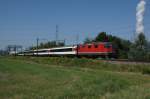 Re 4/4 II 11158 zieht am 19.8.12 den IC 771 von Olten Richtung Aarau, hier bei Schnenwerd. Am Schluss des Zuges befanden sich zwei Salonwagen.