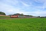 Re 4/4 II 11108 an der Spitze des Olma Extrazuges 30566 bei Elgg, 17.10.2012.