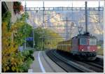 Die Sonne hat soeben den Talgrund bei Maienfeld verlassen als 11271 mit einem Postzug Richtung Sargans vorbei fhrt.