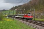 Re 4/4 11222 mit einem IR am 24.04.2012 bei Tecknau.