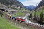 Re 4/4 11349 + Re 620 074 mit einem KLV Zug am 25.04.2012 bei Wassen.