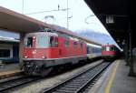 Im IR mit der schiebenden Re 4/4  11154 traf ich am Morgen des 29.11.12 in Domodossola ein, unmittelbar vor der (mich berraschenden) Ankunft eines weiteren Beinahe-Nostalgiezuges. Dieser wurde von der 11208 gezogen, diente als EC-Ersatz und wurde wenig spter von einer FS-Rangierlok weggestellt.