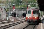 Re 4/4 11109 fhrt gerade aus dem Gotthard-Tunnel in Gschenen ein, 3.10.11