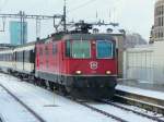 SBB - Re 4/4 11201 mit Schnellzug bei der einfahrt im Hauptbahnhof Zrich am 02.12.2012