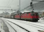 SBB - Gterzug mit Re 4/4  11297 + Re 4/4  11294 im Bahnhofsareal von Oensingen am 15.12.2012