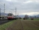 Die SwissExpress Re 4/4  11108 eilt am 21.12.12 mit einem IR Olten entgegen.