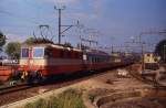 Re 4/4 II 11106 fährt an einem Frühlingstag 1979 mit dem Swiss Express nach Genf aus dem Bahnhof Rohrschach aus