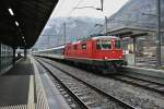 Domino-Mangel im Wallis: Die Re 4/4 II 11154 zieht den Ersatz Regio 4515 von Martigny nach Monthey, im Bild ist der 4-teilige Pendel, mit NPZ Zwischenwagen und einem BDt EWI, beim Zwischenhalt in St-Maurice, 11.01.2013.