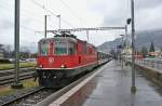 Domino-Mangel im Wallis: Der 4-teilige BDt-Re 4/4 II Pendel, mit der Re 4/4 II 11154, beim Wenden als R 4514/4421 in Monthey. , 11.01.2013.

