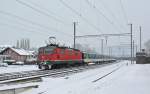 Fasnacht Luzern: Die Re 4/4 II 11111 schiebt den Ersatz RE 3568 aus Dagmersellen in Richtung Olten, 12.02.2013.