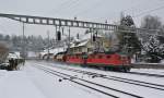 Gterzug mit der Re 4/4 II 11278 und der Re 4/4 III 11352 (ex. SOB) bei Durchfahrt in Aarburg-Oftringen, 12.02.2013.