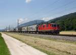 Die Re 4/4 11313 mit einem Gterzug am 28.06.2011 unterwegs bei Oensingen.