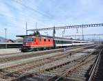 Re 4/4 II 11200 mit dem IR 1968 bei Durchfahrt in Kaiseraugst, 06.03.2013.