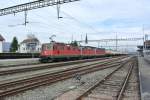 Re 4/4 II 11328, 11295 und die Re 6/6 11631 mit einem Gterzug bei Durchfahrt in Kaiseraugst, 07.03.2013.