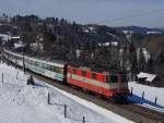 Zur berraschung des Fotografen zog keine Re 446/456 sondern die Re 4/4 11108 mit „Swiss Express“-Lackierung die Wagen des Voralpen-Express IR 2413 von Luzern nach Romanshorn.