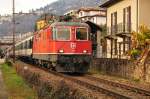 Die Re 4/4II auch Re 420 bei der Ausfahrt mit einem Personenzug aus dem Bahnhof Locarno in Richtung Zrich am 01.01.12 Dies sind Universallokomotiven der SBB und kommen dementsprechend vor allen