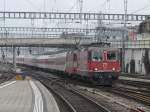 SBB - Re 4/4 11146 und  Re 4/4  11109 vor dem Nachtzug von Brig nach Amsterdam bei der einfahrt im Bahnhof Spiez am 06.04.2013