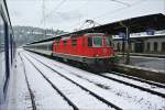 Brig, 14.06 Uhr. Ich sitze im Zug 2819 (planmssige Abfahrt 13.44 Uhr, effektie Abfahrt 14.24 Uhr...), rechts trifft mit 15 Min. Versptung der R 4774, mit der Re 4/4 II 11134, ein. Der Grund fr die Versptungen ist eine Fahrleitungsstrung zwischen Brig und Domodossola, 20.04.2013.