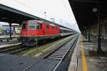 Die Re 4/4 II 11228 warten mit ihrem 10-teiligen EWI Pendel auf die Rckfahrt als IR 2824 nach Brig, Domodossola, 20.04.2013.