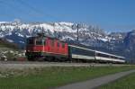 Re 4/4 II 11301 nhert sich am 14.04.2013 mit dem RE 3807 Sevelen.