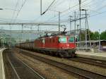 Die Re 4/4 11237 und eine Weitere mit einem Eaos Ganzzug am 29.08.2008 bei der Durchfahrt in Liestal.