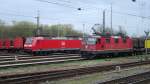 BR 185 097 der DB und eine Re 4/4 11235 der SBB warten mit ihren Gterzgen auf die Abfahrt Richtung Schweiz, Weil am Rhein, 18.04.13.