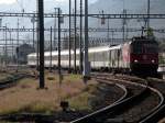 Re 4/4 II 11140 mit Rheintal Express Chur-St.Gallen fhrt auf Gleis 8 in Sargans ein.