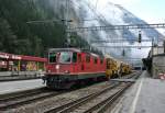 Re 4/4 II 11247 mit Baumaschine bei Durchfahrt in Goppenstein, 04.05.2013.